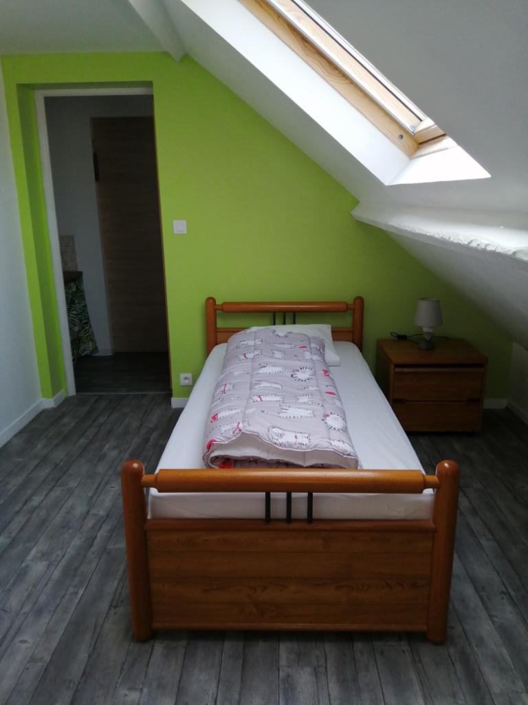 chambre verte, un lit une personne et espace jeux enfants