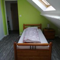 chambre verte, un lit une personne et espace jeux enfants