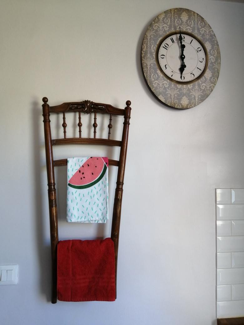 chaise revisitée en porte torchons