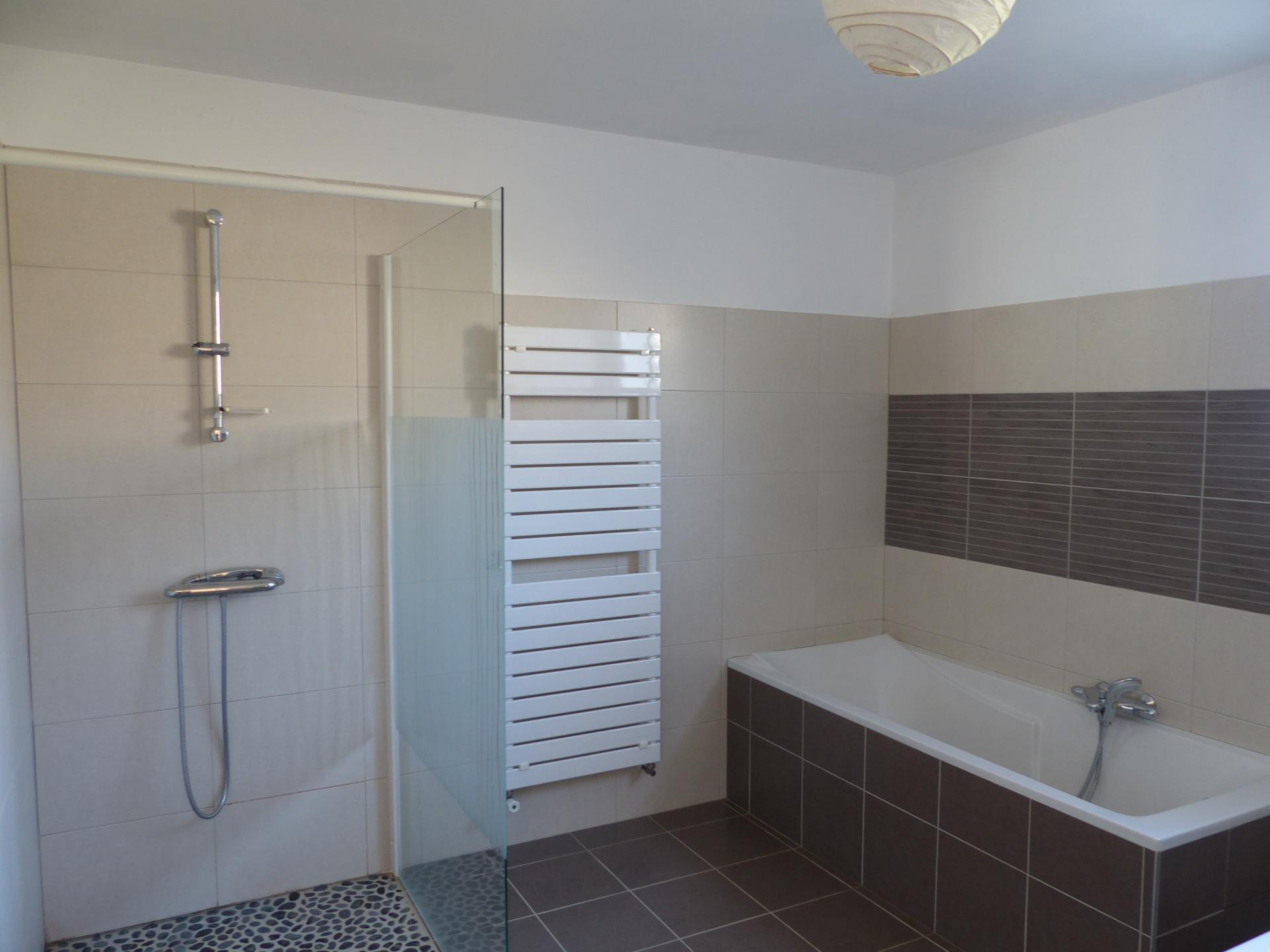 baignoire et douche à l'italienne