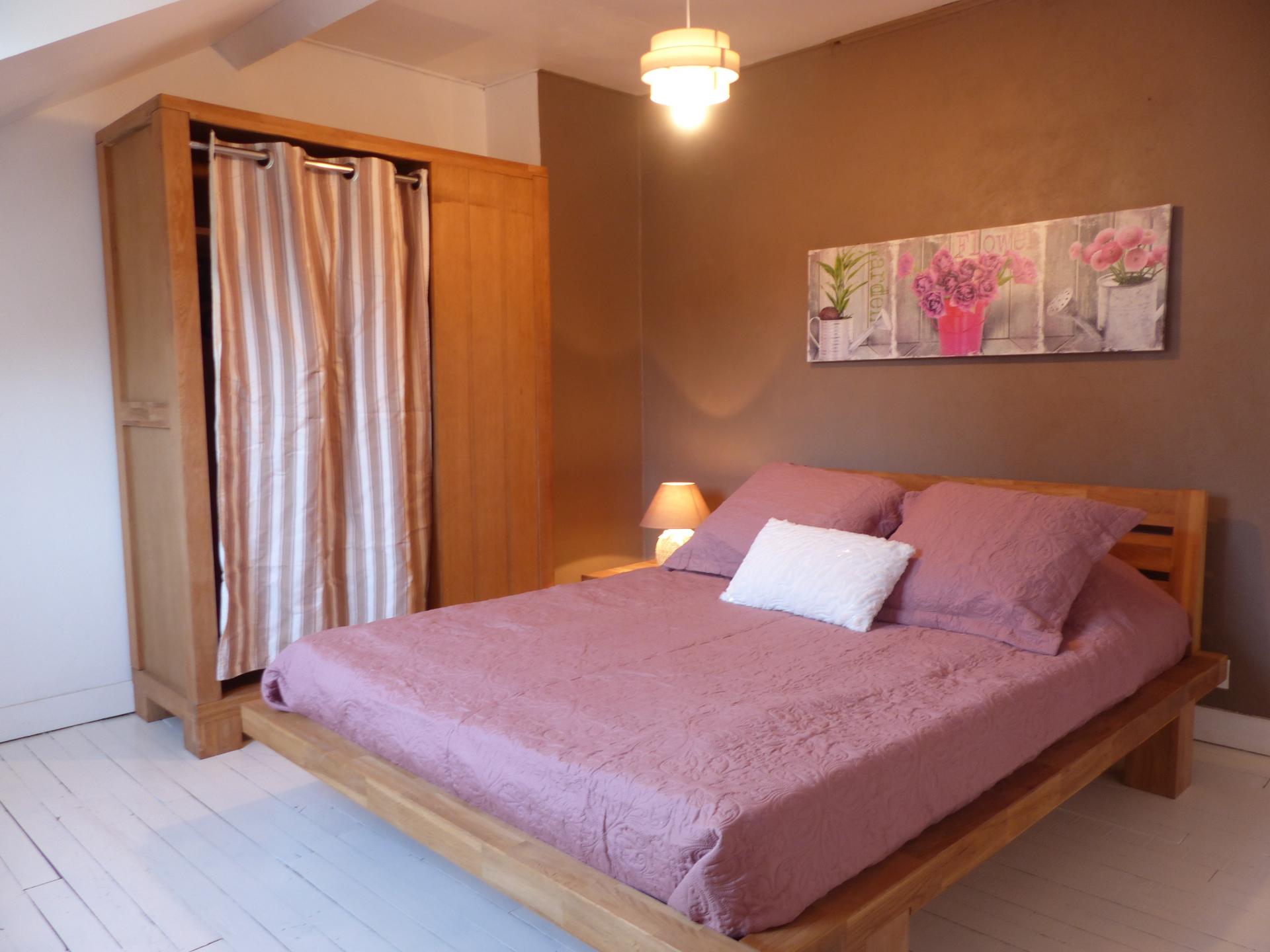 chambre rose, lit de deux personnes, 140