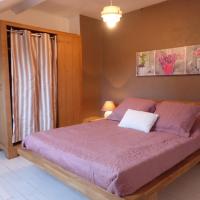 chambre rose, lit de deux personnes, 140